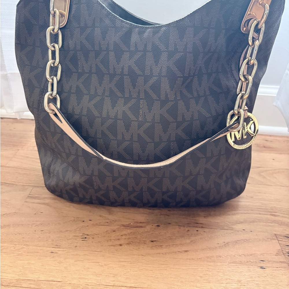 Michael Kors Signature Lilly Shoulder Tote with Wallet - Picture 2 of 6